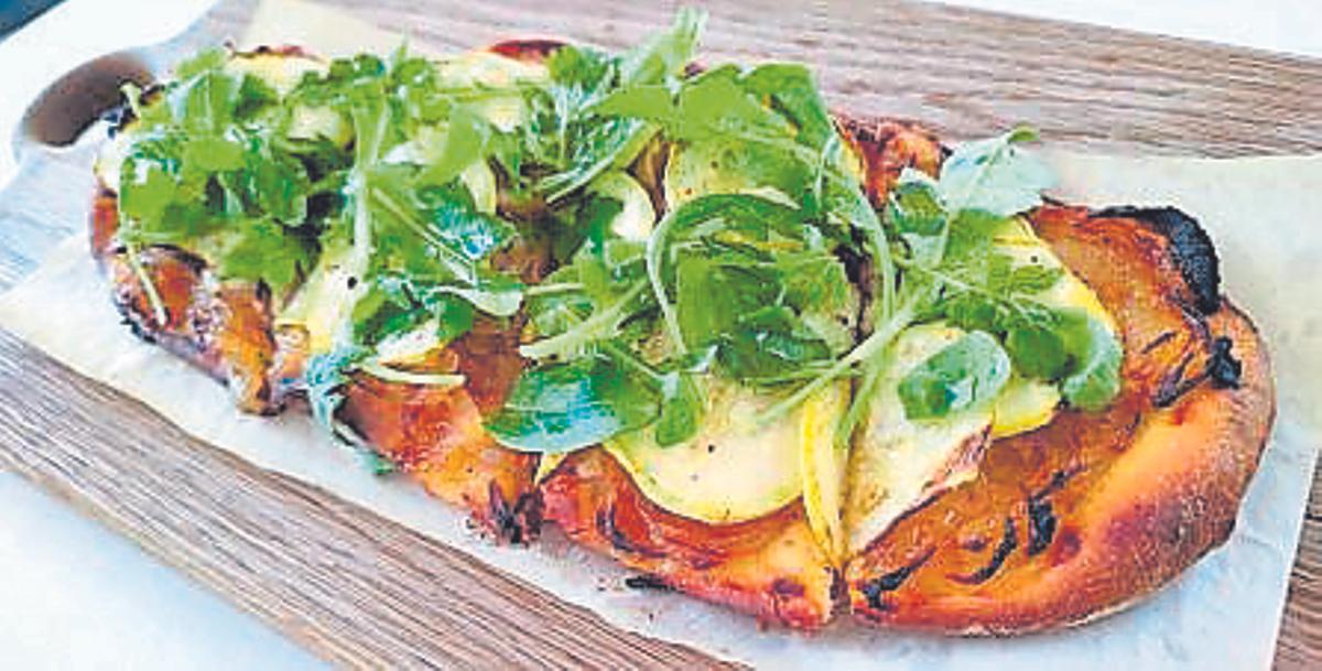 La coca de cebolla y queso como entrante. La coca de cebolla y queso como entrante.