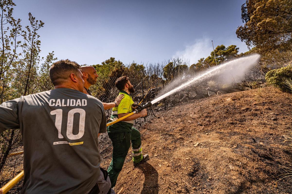Los Bombers confían en perimetrar pronto el incendio forestal en Gavà que ha obligado a confinar a 6.000 personas