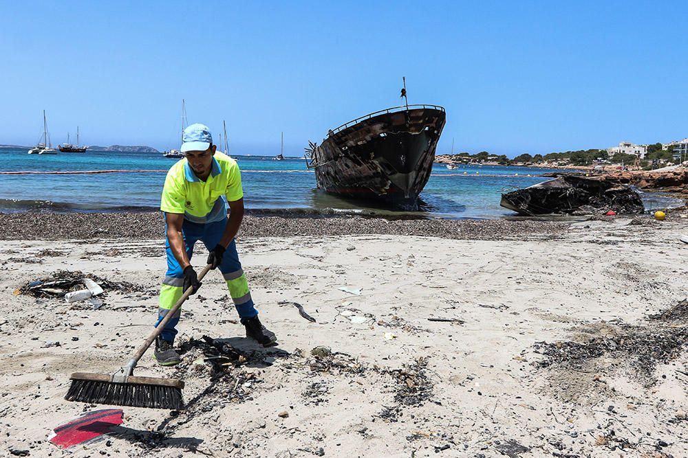 Limpieza de los restos de los barcos quemados.