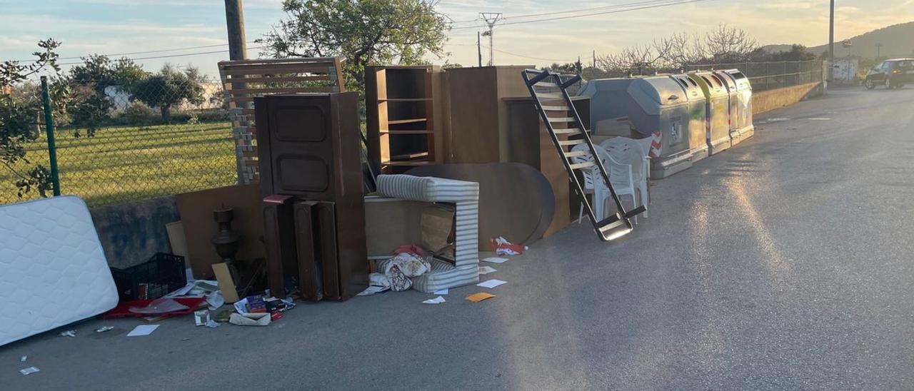 La acumulación de muebles en la zona de contenedores de la calle del Suís, en una zona apartada de Sant Josep, y el coche abandonado en la calle Milana Reial. | D. I.