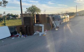 Incivismo en Ibiza: Muebles y un coche invaden la vía pública en Sant Josep