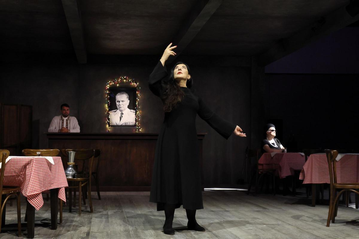 Aleksandar Timotić, Marina Abramović y Kath Fitzgibbon en Marina Abramović Balkan Erotic Epic