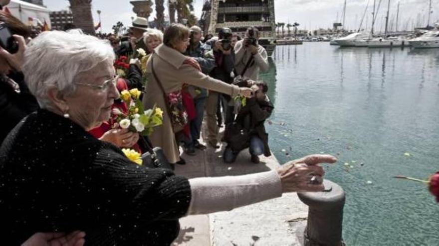 Diversos momentos de la ofrenda de flores al mar y las intervenciones realizadas ayer en el puerto de Alicante.