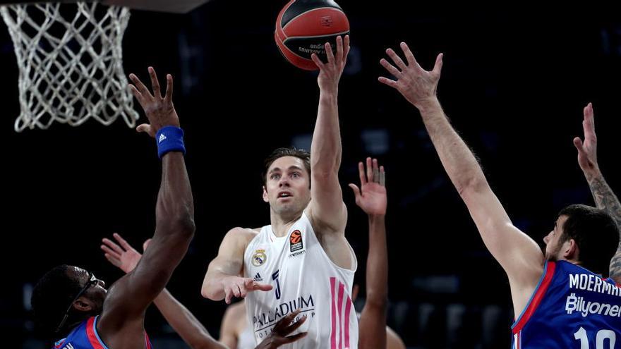 Fabien Causeur, en una acción del Anadolu Efes - Real Madrid.