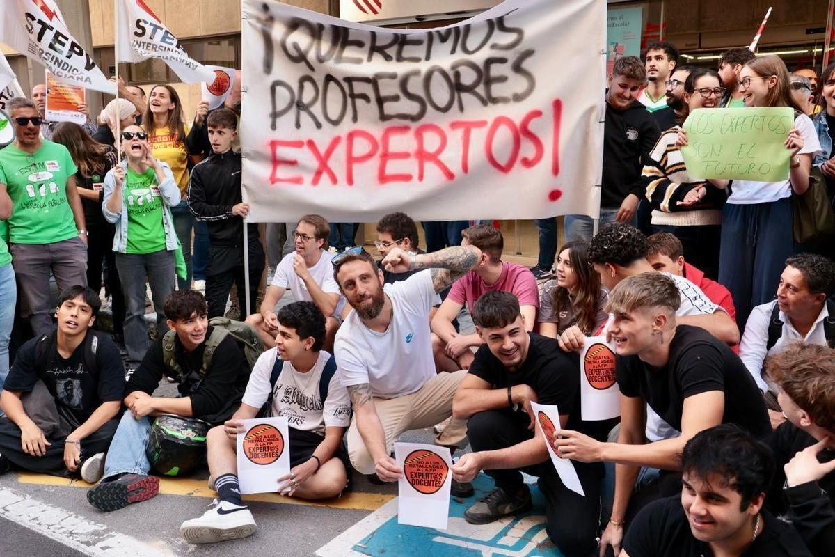 La protesta de este lunes en Alicante, con motivo de la huelga del profesorado especialista de FP