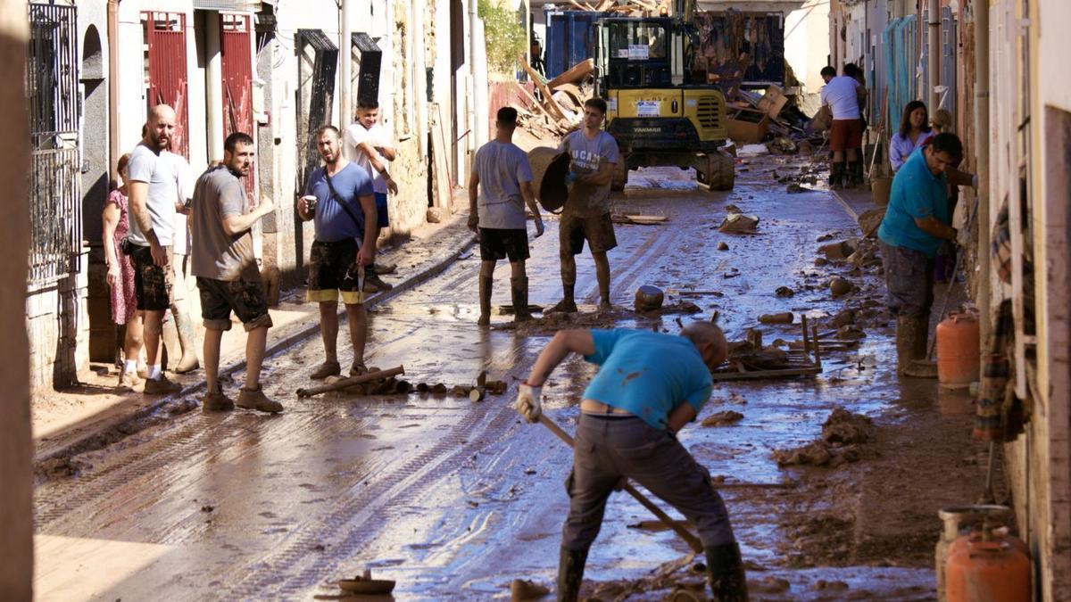 Vecinos, voluntarios y
operarios, ayer en la calle
 San NIcolás.  juan carlos caval.