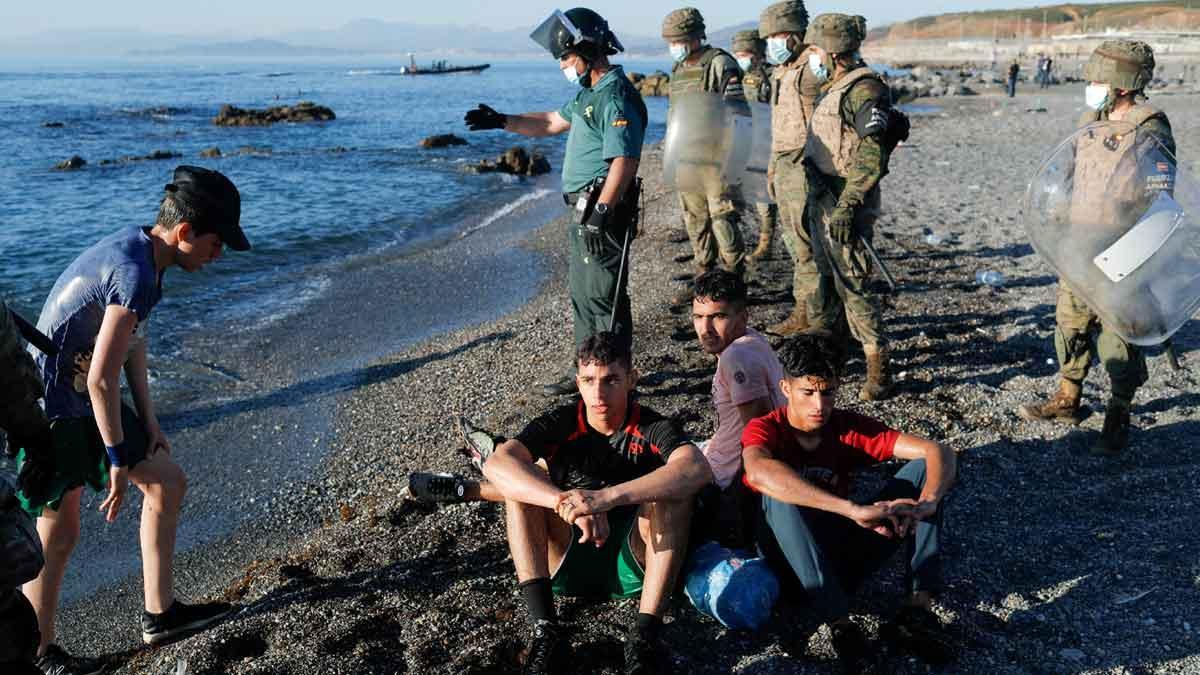 Soldados españoles vigilan en la playa de El Tarajal, cerca de la valla que separa España de Marruecos.