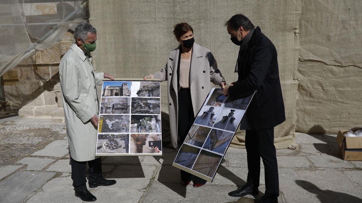 Fernando Pérez (Fundación Iberdrola), Clara San Damián (Junta) y Jesús Castillo (Fundación Santa María La Real) muestran el estado previo de la fachada de San Juan