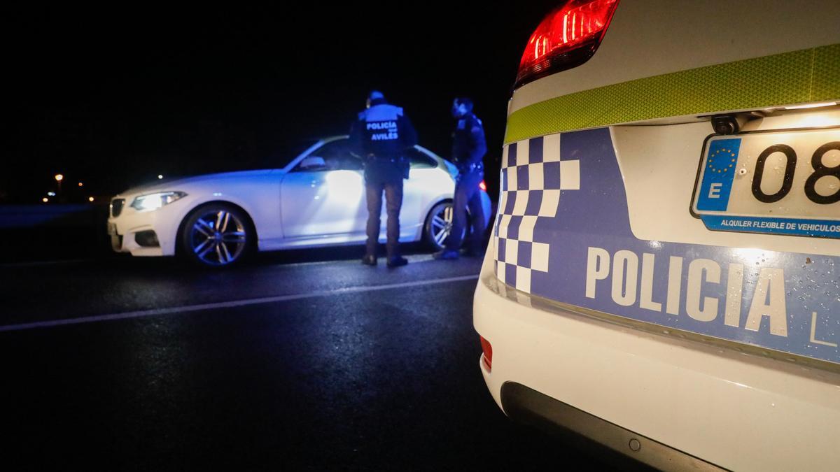 Patrulla nocturna de la Policía Local de Avilés.