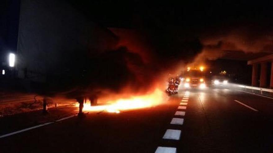 Sofocan un incendio junto a la AP-7 en Castellón