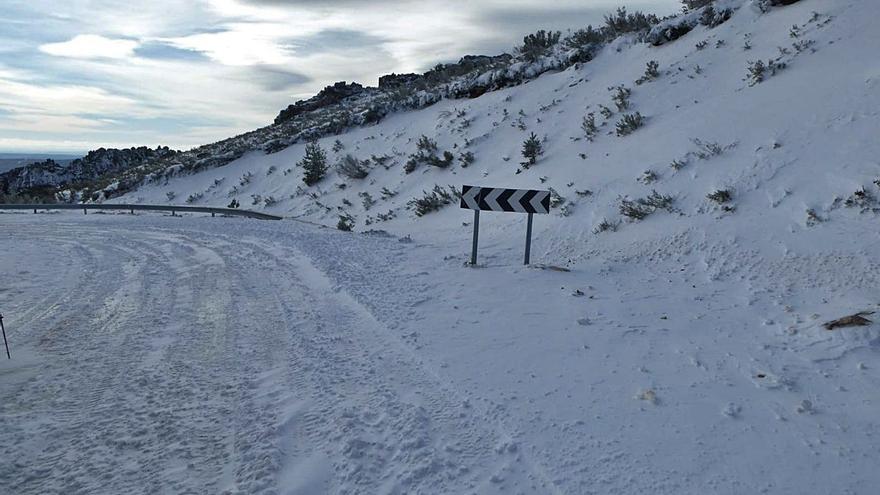 La carretera de Escuredo, intransitable por la nieve y el hielo