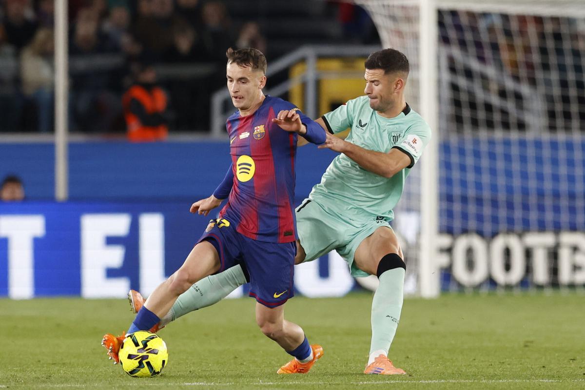 Marc Casadó pelea un balón con Yuri, defensa del Athletic