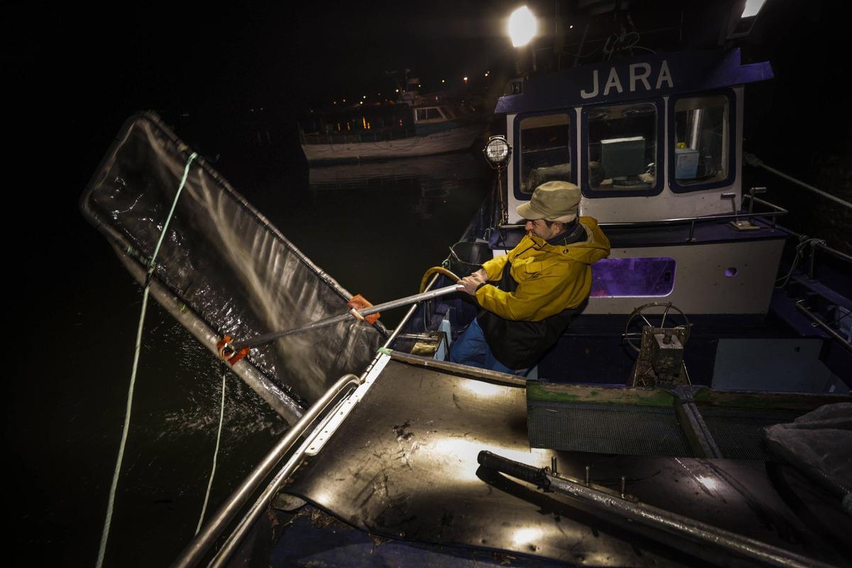 Las solitarias y duras noches de los anguleros de Asturias