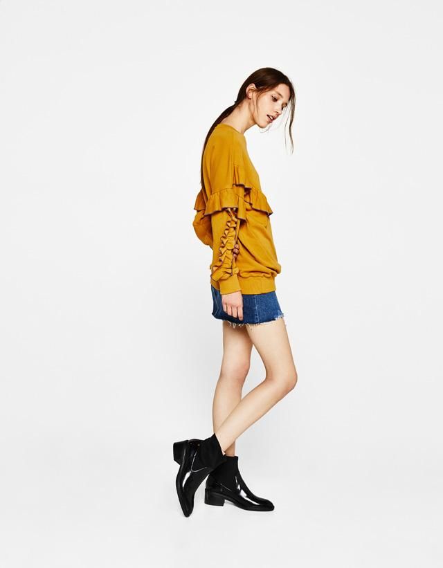 Rebajas Bershka: sudadera con volantes mostaza