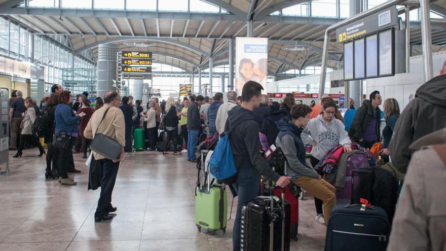 Decenas de viajeros esperan en el aeropuerto