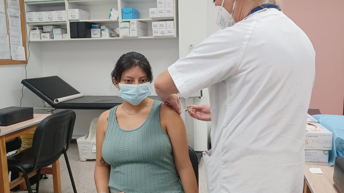Silvana Capelo, este lunes, en el momento de recibir la vacuna contra la gripe.