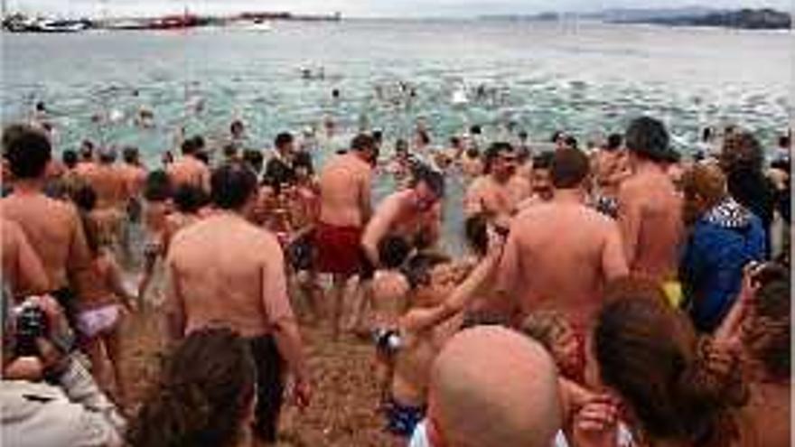 Els participants es van remullar a la platja Gran de Palamós.