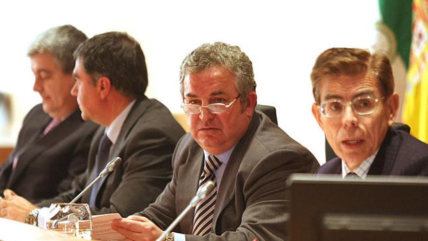 Debate. Salvador Pendón (centro) durante el proceso de votación de los presupuestos.