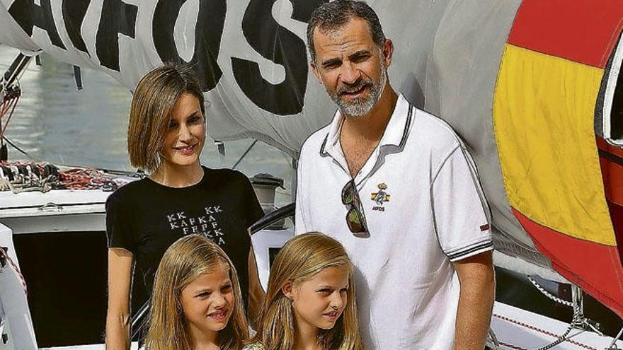 Los Reyes y sus hijas, Leonor y Sofía, posan a su llegada ayer al Club Náutico de Palma de Mallorca.