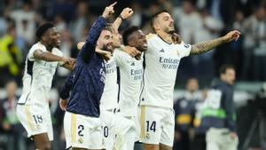 Los jugadores del Real Madrid celebran la victoria en el clásico ante el Barça.