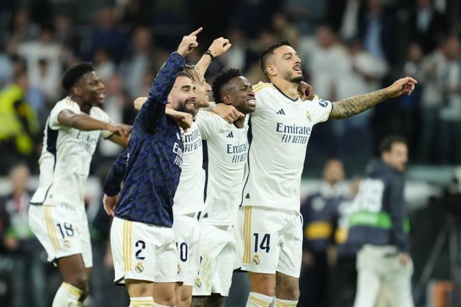 Los jugadores del Real Madrid celebran la victoria en el clásico ante el Barça.