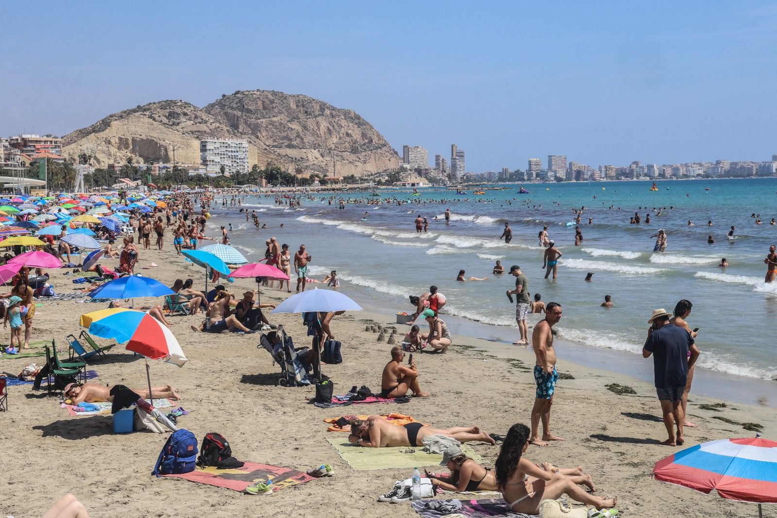 El Archivo Municipal recupera la historia de la playa del Postiguet