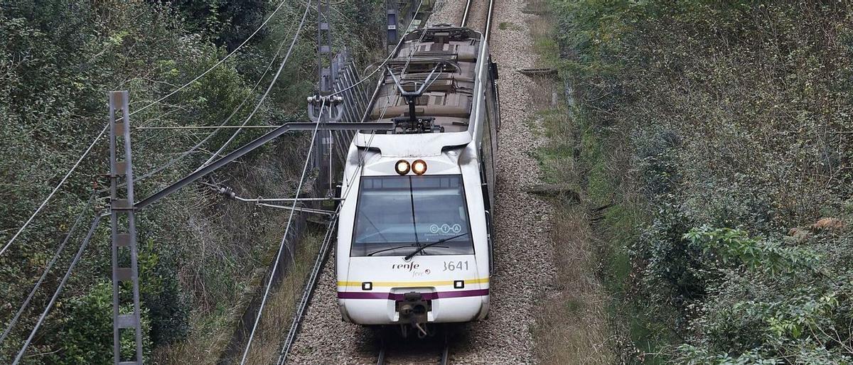 Un tren de cercanías en Asturias.