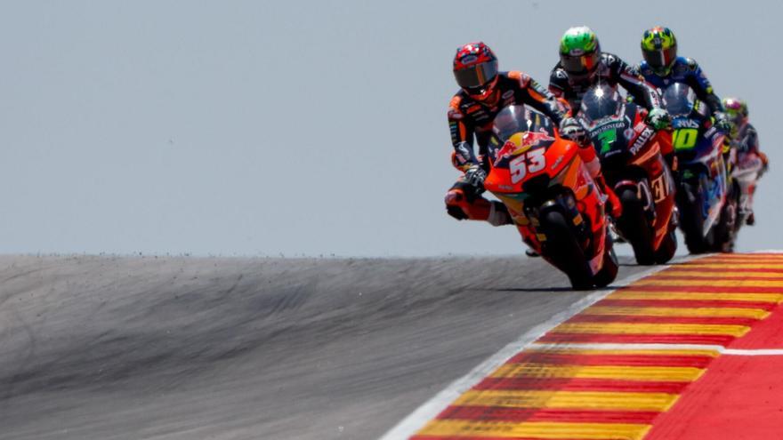 El piloto turco Denis Öncü, del equipo Red Bull KTM Ajo, al frente del grupo.