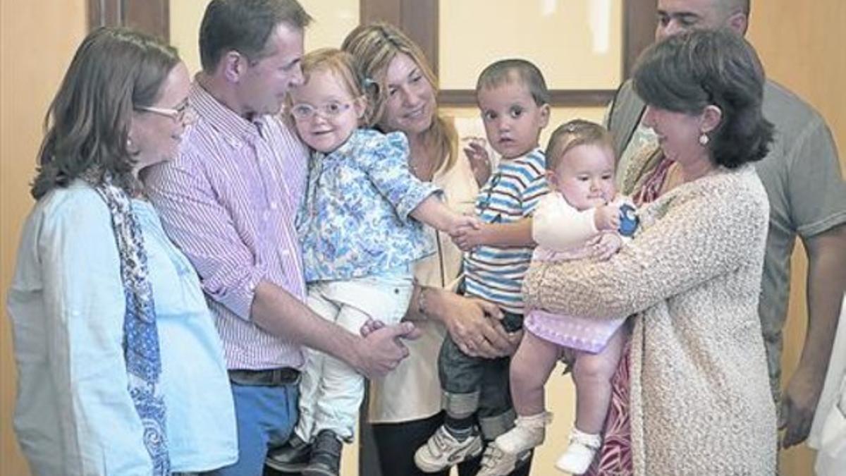 Tres de los niños operados de espina bífida en fase fetal, ayer en Vall d'Hebron.