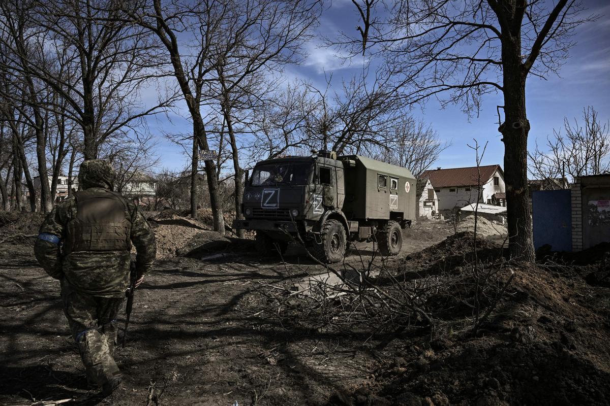 Tropas ucranianas conducen un vehículo militar ruso capturado después de retomar la aldea de Mala Rogan, al este de Kharkiv.