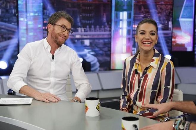 Ana Guerra con pantalón y camisa de Dolores Promesas en 'El Hormiguero'