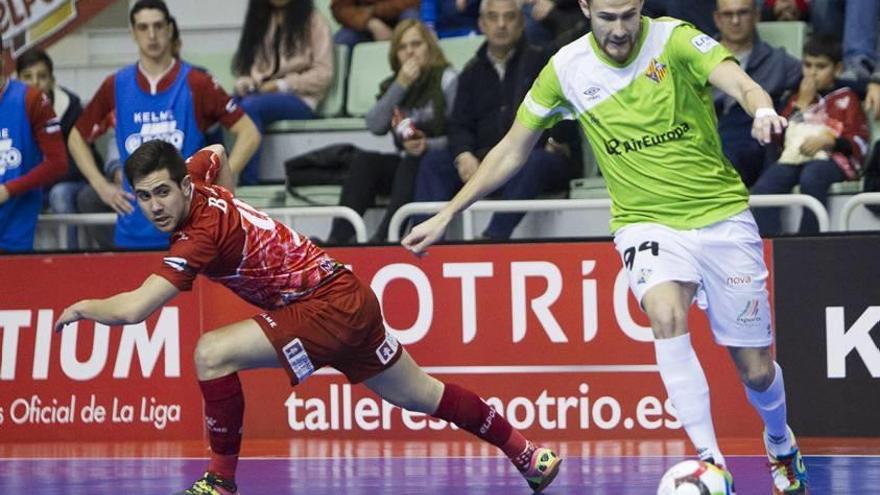 Paradynski, autor de los dos goles del Palma Futsal, controla el balón en el partido de ayer.