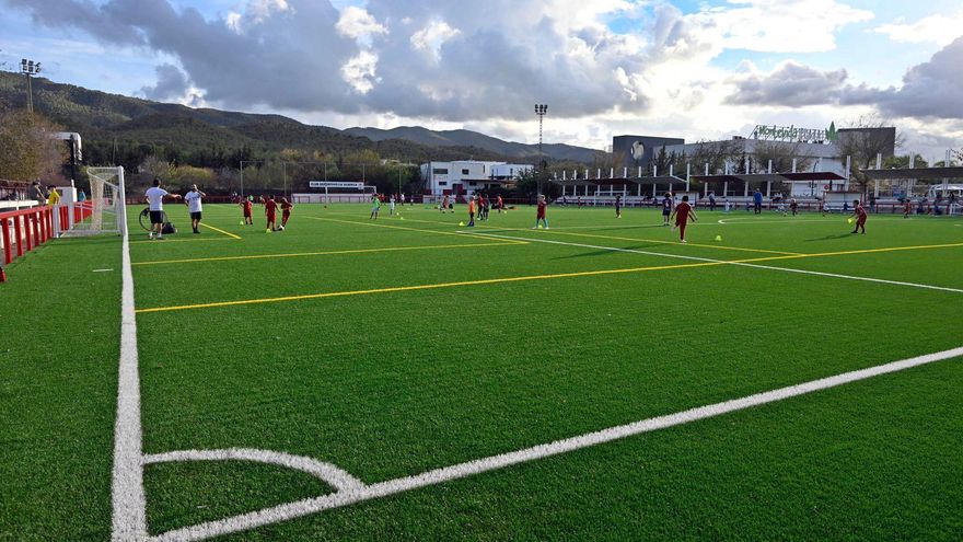 El campo de fútbol de La Alberca luce nuevo césped artificial