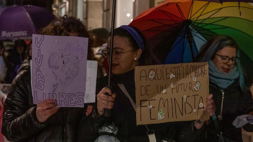 Jóvenes zamoranas se manifiestan contra la violencia machista.