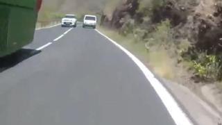 Imprudencia en una carretera en Tenerife: Casi atropella a un ciclista en un adelantamiento