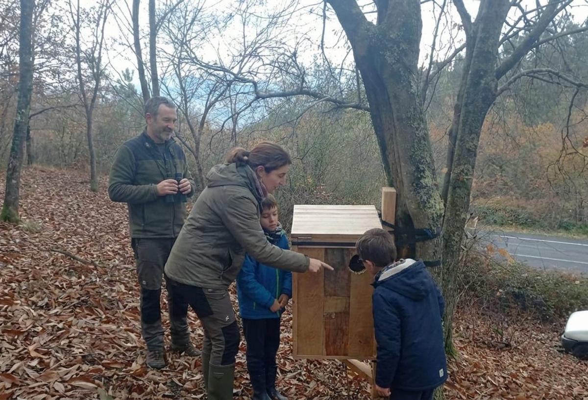 Vecinos de la parroquia gondomareña revisan una de las siete cajas  en el Alto de San Aontoniño.
