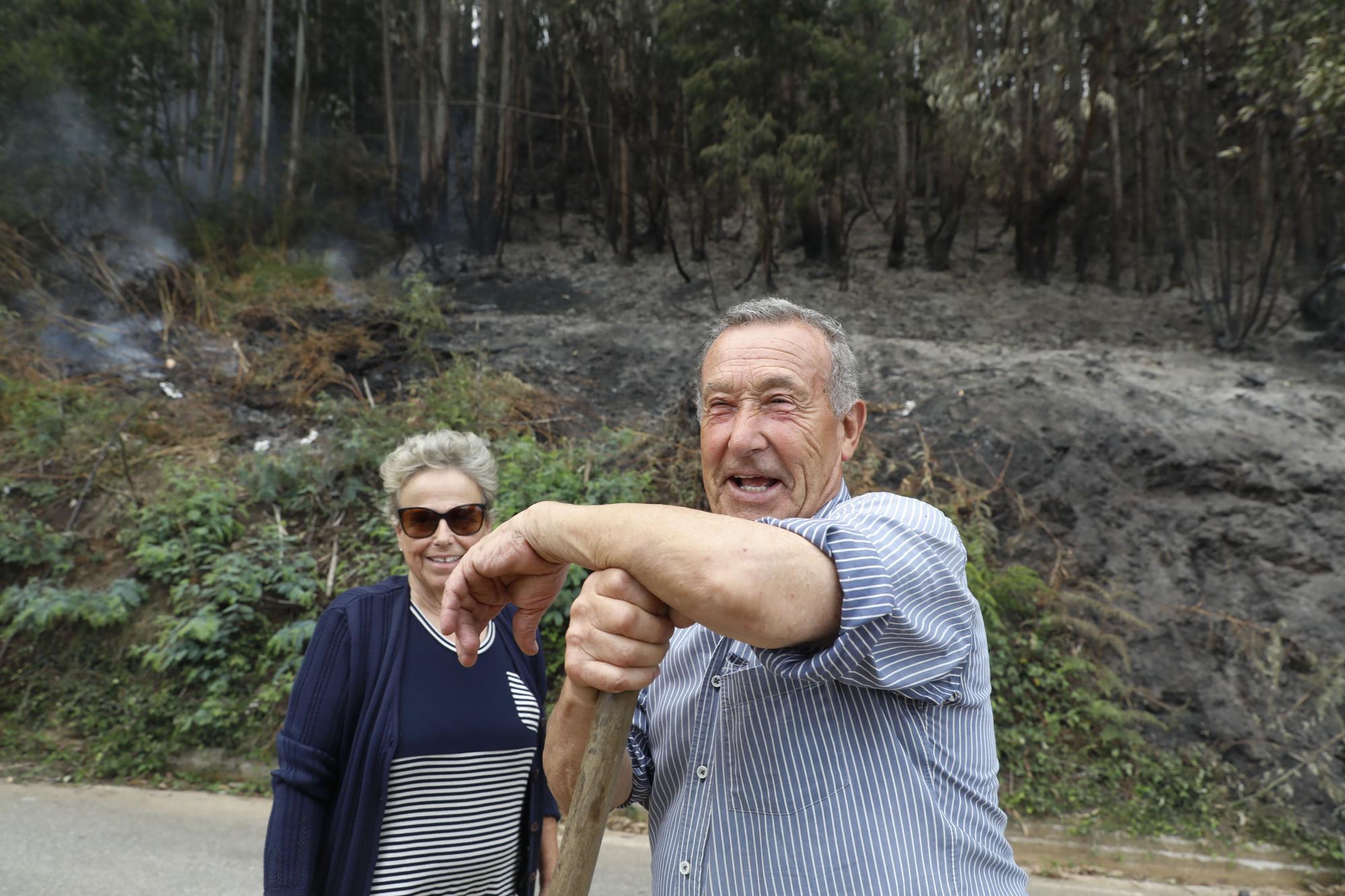 En imágenes: Los vecinos de San Andrés de los Tacones, en vela por el incendio