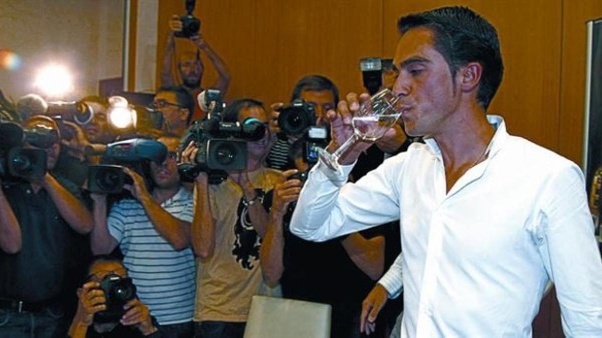 Contador, el jueves pasado, en Pinto, donde ofreció una multitudinaria conferencia de prensa.