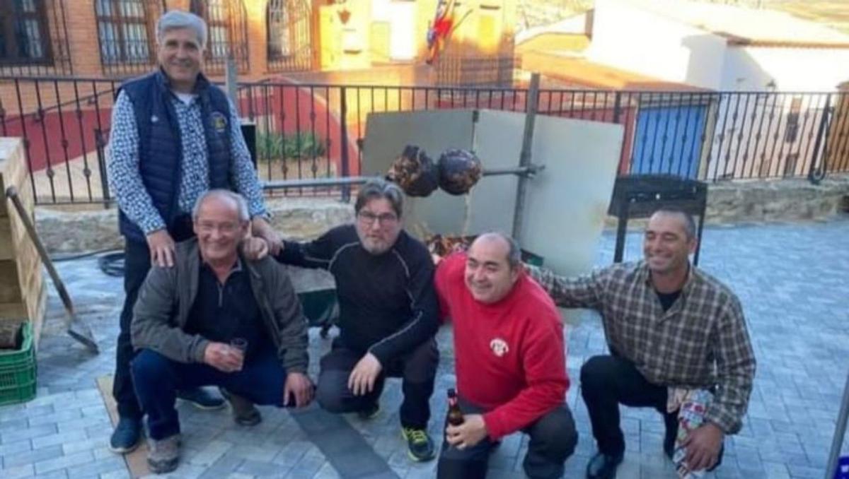 Voluntarios que prepararon la merienda.  |