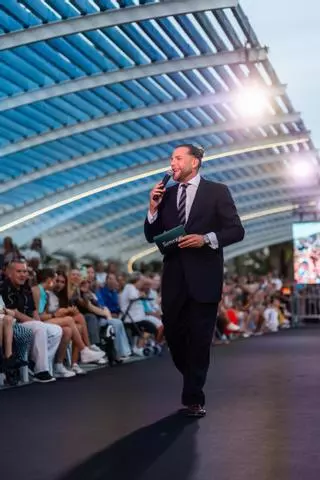 Eduardo Navarrete convierte su refugio en el Mediterráneo en la ciudad de la moda, con sorpresa de Asier Etxeandía y Laura Sánchez y acompañado por Raquel Sánchez Silva