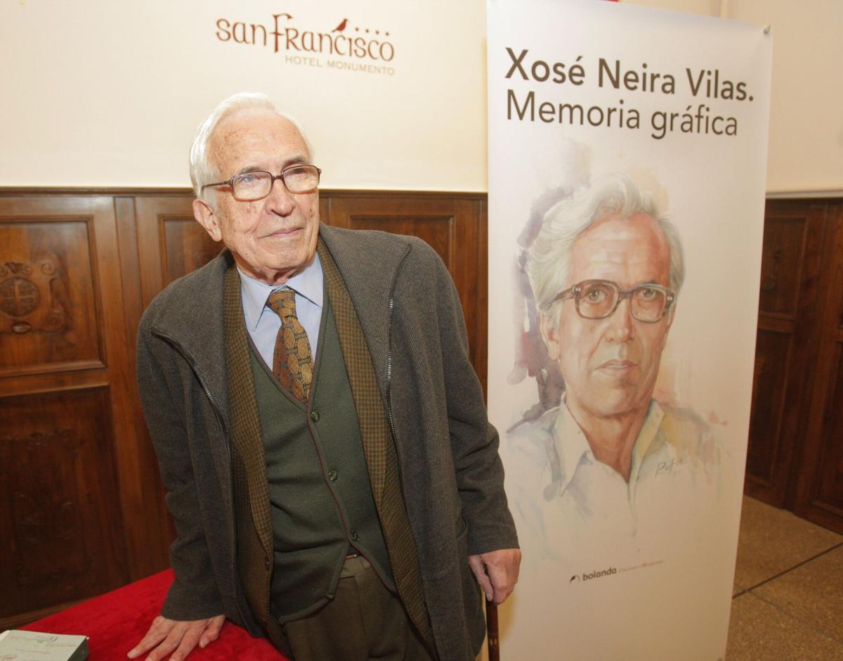 EL ESCRITOR XOSE NEIRA VILAS PRESENTA EL LIBRO MEMORIA GRAFICA EN SANTIAGO.XOAN ALVAREZ
