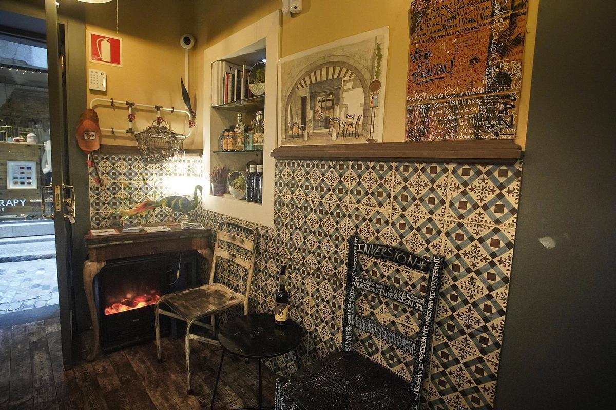 Racó amb la tauleta antiga i l'obra d'art regal d'un artista francès.