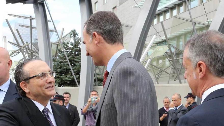 Felipe VI saluda a Javier Moll en presencia de Urkullu.