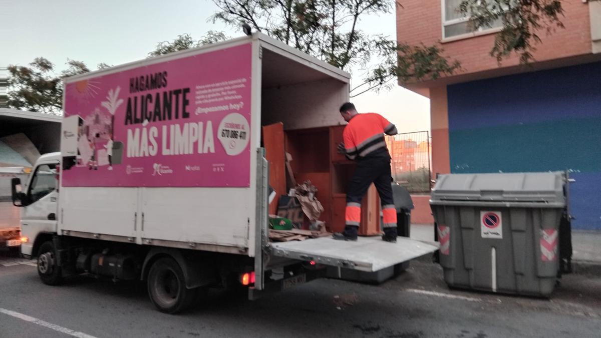 Un camión recogiendo enseres en Alicante como parte de la campaña de limpieza urbana