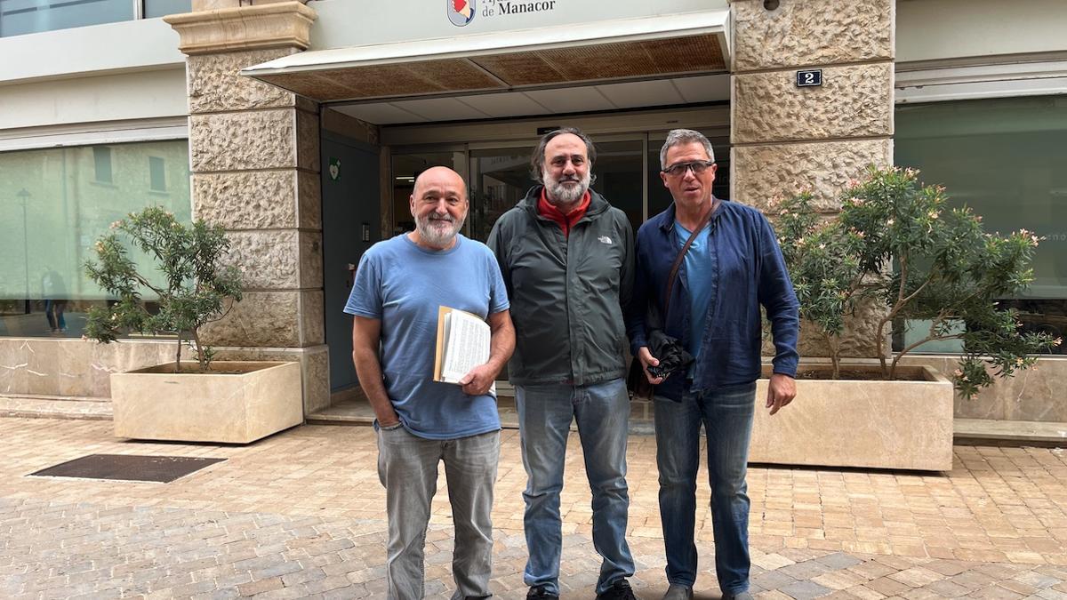 Miembros de la plataforma Pro Camins Públics han presentado las firmas en el Ayuntamiento de Manacor.