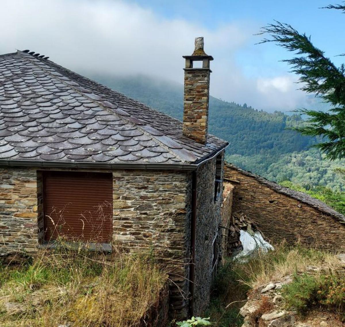Detalles de pueblos deshabitados a la venta en Lugo (izquierda) y Ourense. |   // ALDEAS ABANDONADAS