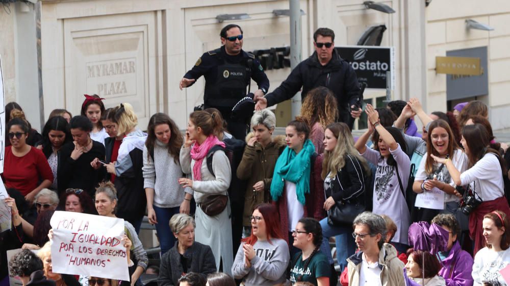 8-M en Málaga | La Policía Local desaloja la tribuna de Semana Santa durante