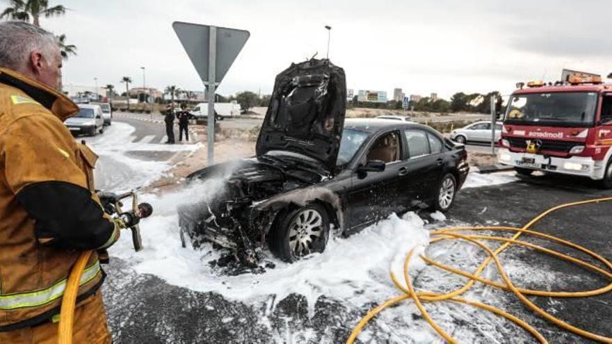 El incendio de un coche colapsa los accesos a Benidorm por su zona norte