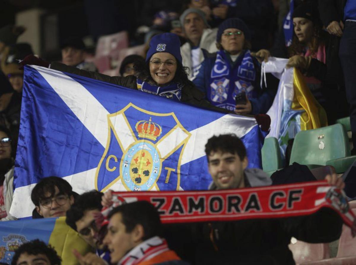 Blanco y azul en todos los campos de Primera RFEF