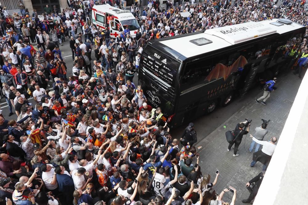 Miles de aficionados en el partido de las Leyendas del Valencia CF